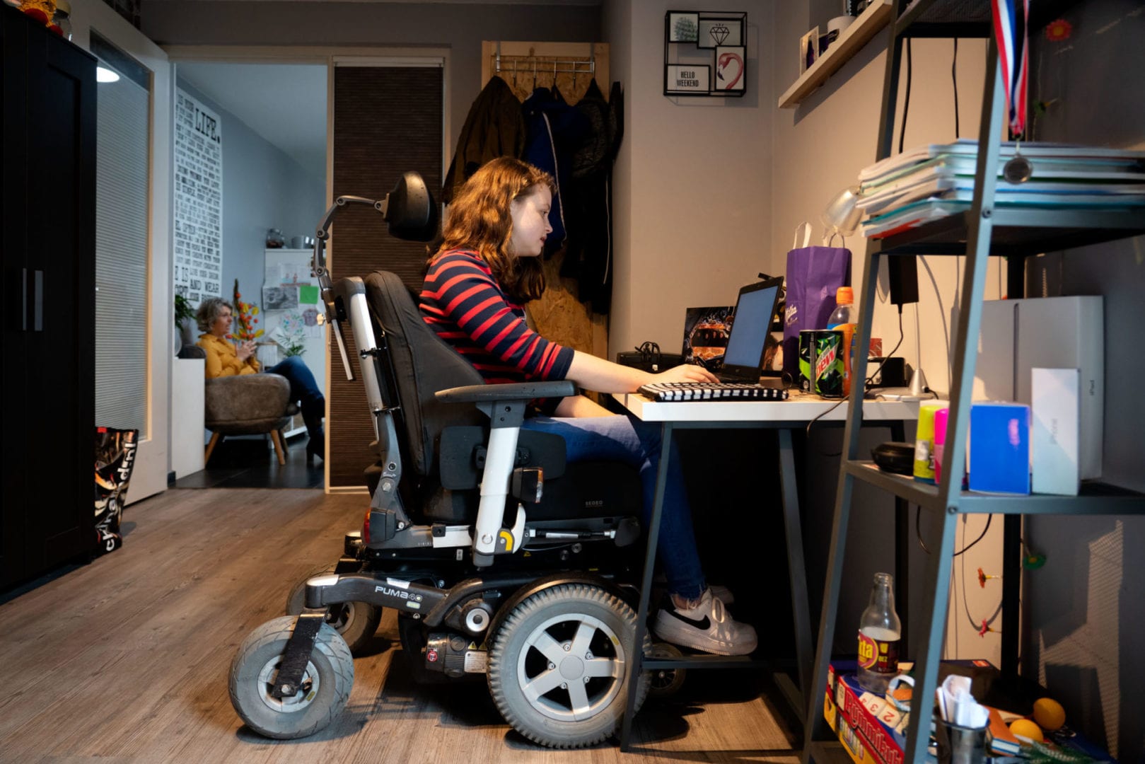 Sarah Fay achter haar bureau